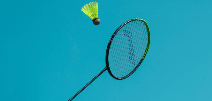 the ultimate guide to finding the best badminton rackets under 2000 rupees swag swami article featured image
